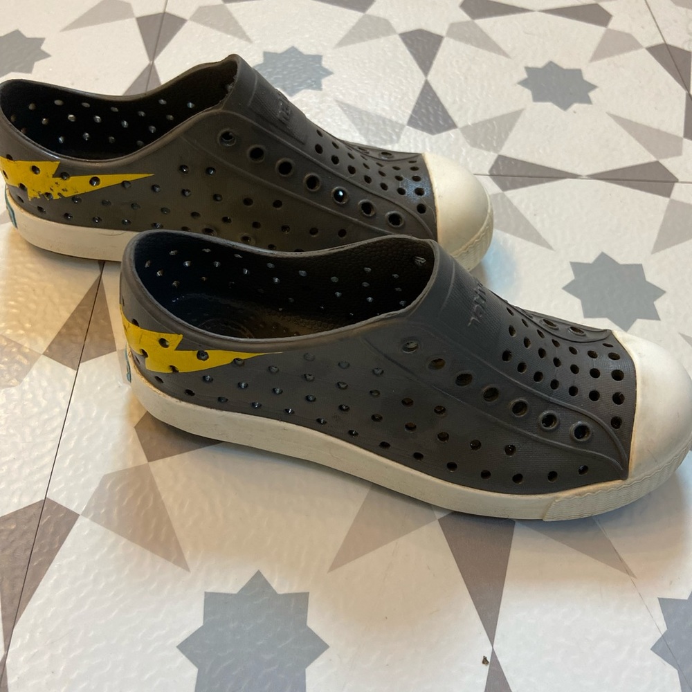 Native Jefferson Gray Lightening Shoes